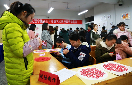 色彩絢麗、喜氣洋洋的活動(dòng)現(xiàn)場(chǎng)