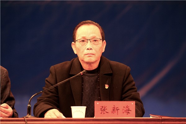 副校長、工會主席張新海宣讀表彰文件