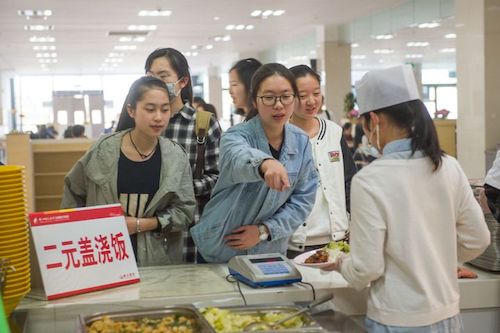 2元蓋澆飯后勤服務(wù)團(tuán)隊(duì)：飄香十余載，暖心不漲價(jià)