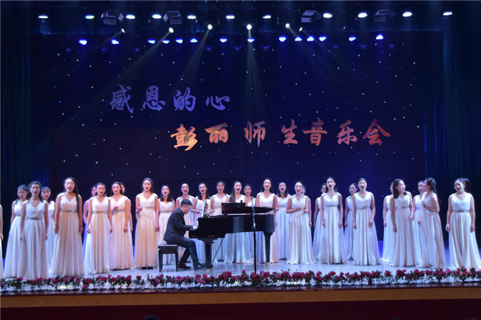 開(kāi)場(chǎng)曲女聲合唱《可惜不是你》