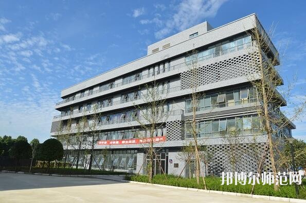 成都青蘇職業(yè)幼兒師范中專學校2018年報名條件、招生對象