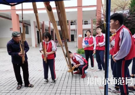 學(xué)費對于家長們來說，會在了解學(xué)校之前自己確定好學(xué)費的范圍，這樣就以這個目標(biāo)來衡量學(xué)校，但是有的家長其實是更關(guān)心學(xué)校的安全這些，很擔(dān)心學(xué)生在學(xué)校沒有安全保障，所以小編就準(zhǔn)備了臺江幼兒師范中等職業(yè)學(xué)校收費情況，供與參考。 臺江幼兒師范中等職業(yè)學(xué)校收費標(biāo)準(zhǔn) 住宿費500元/學(xué)年、書本費400元/學(xué)年,合計繳費900元。 建檔立卡戶享受“三免兩補(bǔ)”(免學(xué)費、免(補(bǔ))住宿費、免(補(bǔ))書費，國家助學(xué)金、專項助學(xué)金) 臺江幼兒師范中等職業(yè)學(xué)校開展7月主題黨日系列活動 1921.7 ~ 2019.7 篳路藍(lán)縷，砥礪前行 初心不忘，邁向復(fù)興 98年，對于一個人，也許很漫長; 對于一個國家，彈指一揮間; 對于一個政黨，恰是風(fēng)華正茂! 今年，黨的98歲生日， 我們熱烈慶祝中國共產(chǎn)黨98周年快樂! 6月10日晚,我校第一屆校園“十佳歌手”比賽暨歌唱祖國獻(xiàn)禮70周年決賽在演播廳拉開序幕。 來自學(xué)校不同專業(yè)的19位同學(xué)引吭高歌，歌唱祖國。比賽期間高潮迭起，精彩紛呈。選手們在舞臺上活力四射，盡顯職校學(xué)生魅力。 近一個半小時的角逐，“十佳歌手”終于誕生。張帆校長、金海清副校長親自為獲獎學(xué)生頒發(fā)榮譽(yù)證書。頒獎結(jié)束后，全體同學(xué)用一曲《我和我的祖國》獻(xiàn)禮祖國70周年，唱出對黨和祖國的熱愛。 6月24日，我校黨支部書記、校長張帆，黨支部副書記趙明珠走訪慰問貧困學(xué)生姜發(fā)才，張帆校長仔細(xì)詢問姜發(fā)才在杭州的學(xué)習(xí)和生活情況，希望姜發(fā)才在杭州繼續(xù)努力學(xué)習(xí)，認(rèn)真做好即將開展的頂崗實習(xí)工作，學(xué)好技能走出大山，通過自己的努力改變自己和家庭的命運，最后，張帆校長代表臺江職校黨支部及全體師生將6000元愛心捐款交到了姜發(fā)才伯母手中。 6月28日，我校黨支部書記、校長張帆，黨支部副書記趙明珠走慰問貧困學(xué)生姜非明、姜非林(兩人為雙胞胎，孤兒)。張帆校長親自為兩位同學(xué)送去新衣服，并詳細(xì)了解學(xué)生的家庭情況，與其監(jiān)護(hù)人進(jìn)行溝通和交流，將一千多元資助金交到學(xué)生監(jiān)護(hù)人手中，以增強(qiáng)其克服困難的信心。 6月28日，臺江職校黨支部圍繞脫貧攻堅工作，開展走訪慰問，送溫暖、送服務(wù)活動，幫助特困黨員、老黨員等解決工作中的實際困難和生活問題，走訪慰問幫扶村、看望我校脫貧攻堅駐村干部，為南省村村委送去兩箱辦公室打印用紙，為南省村貧困黨員、臺江職校困難黨員、老黨員送去食用油、大米等慰問品。 張帆校長致辭，回顧黨支部工作并對奮斗在各工作崗位上的黨員表示感謝，同時向全體黨員提出要求， 他表示，全體黨員要把加強(qiáng)黨的思想理論建設(shè)放在第一位，要加強(qiáng)黨性修養(yǎng)，不斷提高自身素質(zhì)，要加強(qiáng)作風(fēng)建設(shè)，提高教育教學(xué)質(zhì)量。 “我志愿加入中國共產(chǎn)黨，擁護(hù)黨的綱領(lǐng)，遵守黨的章程……隨時準(zhǔn)備為黨和人民犧牲一切，永不叛黨!”7月1日，臺江職校全體黨員干部在退休黨員歐德耀同志帶領(lǐng)下，面對莊嚴(yán)的黨旗，整齊列隊，重溫入黨誓詞。 黨支部副書記趙明珠組織全體黨員學(xué)習(xí)習(xí)近平總書記在學(xué)校思想政治理論課教師座談會上的重要講話精神。 熊金江副校長宣讀《臺江職校關(guān)于“七一”表彰優(yōu)秀黨員、黨齡“逢十”黨員的決定》。 張帆校長為優(yōu)秀黨員、黨齡“逢十”黨員頒發(fā)榮譽(yù)證書 系列活動在雄壯的《國際歌》中落下帷幕，歌聲鏗鏘有力，革命精神代代傳遞，美好的生活共同憧憬。 九十八年，崢嶸歲月， 九十八年，輝煌歷程。 今天的我們揮舞著前輩們的偉大旗幟 ,追隨著那從未熄滅的明燈,沖鋒陷陣,高揚風(fēng)帆,向著那彼岸,向著那未來更加執(zhí)著而勇敢地前進(jìn), 前進(jìn) ,前進(jìn)! 不是所有的中專學(xué)校都會根據(jù)分?jǐn)?shù)來錄取的，有的學(xué)校錄取是根據(jù)專業(yè)的招生要求面試錄取學(xué)生。其實現(xiàn)在學(xué)生想要升學(xué)有很多的通道，只是在家長和學(xué)生的觀念里，只有通過了高考或者中考是最好的，但是現(xiàn)在利用專業(yè)課程同樣也是能升學(xué)的。 家長在了解學(xué)校的學(xué)費時也是要注意學(xué)校的學(xué)費中間是穿插了各種的助學(xué)政策、減免政策、免學(xué)費政策還有學(xué)校的獎學(xué)金政策，家長們把這些了解清楚了就可以幫助自己前進(jìn)一部分的學(xué)費。