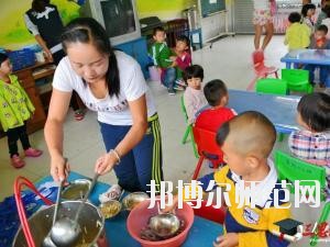 遵義2020年幼師學(xué)校有哪些科目?我們知道幼師專業(yè)是屬于一個(gè)學(xué)習(xí)內(nèi)容比較多的專業(yè)，因?yàn)槭切∨笥训膯⒚呻A段，同學(xué)們自己在報(bào)讀本專業(yè)的時(shí)候很多的同學(xué)都不知道到底是學(xué)一些什么?于是都來問道小編，小編就來給大家說一下關(guān)于學(xué)?？颇康氖虑榕?。  幼師學(xué)校學(xué)習(xí)專業(yè)課程 1、幼兒教育學(xué)  了解現(xiàn)代教育、幼兒教育的新觀念、新思想、新信息，結(jié)合我國(guó)幼兒教育改革中的新問題、新情況，將理論的闡述和幼兒教育實(shí)踐中的問題結(jié)合起來，進(jìn)行具體分析和指導(dǎo)。  2、幼兒心理學(xué)  了解幼兒的認(rèn)知和言語發(fā)展的特點(diǎn)和規(guī)律、幼兒的情緒、個(gè)性與社會(huì)性發(fā)展的關(guān)系及幼兒的活動(dòng)心里。能依據(jù)幼兒特點(diǎn)，利用所學(xué)相關(guān)知識(shí)，初步具備幼兒園基層崗位幼兒教師的工作能力。培養(yǎng)學(xué)生具有誠(chéng)實(shí)守信、善于溝通和合作的品質(zhì)。  3、幼師英語  根據(jù)幼師學(xué)生的英語水平和專業(yè)特點(diǎn)，從聽、說、讀、寫四個(gè)方面全方位的培養(yǎng)學(xué)生，讓學(xué)生掌握基本語法知識(shí)、語音知識(shí)、日常用語，提高學(xué)生的口語交際技能和綜合閱讀、寫作能力。讓學(xué)生在學(xué)習(xí)過程中發(fā)展綜合語音運(yùn)用能力，提高人文素養(yǎng)，增強(qiáng)實(shí)踐能力，培養(yǎng)創(chuàng)新精神。  4、幼兒園組織與管理  讓學(xué)生了解幼兒園組織與管理的基本原理和內(nèi)容，掌握幼兒園組織與管理的基本規(guī)律，學(xué)會(huì)用所學(xué)專業(yè)理論解決實(shí)際工作中遇到的管理問題。結(jié)合案例分析，培養(yǎng)學(xué)生的思辨意識(shí)、創(chuàng)新意識(shí)，提高學(xué)生與時(shí)俱進(jìn)的管理理念，為學(xué)生今后從事幼兒園教育工作和管理工作奠定良好的基礎(chǔ)，具有較強(qiáng)的實(shí)用性和可操作性。  學(xué)前教育前景好不好 學(xué)前教育上的現(xiàn)在已經(jīng)有越來越多的人關(guān)注，就業(yè)前景上的非常不錯(cuò)的一個(gè)職業(yè)了，在現(xiàn)階段學(xué)前教育專業(yè)就業(yè)率上也在一直上升，我國(guó)對(duì)于學(xué)前教育上的重視的提升，也為學(xué)前教育專業(yè)人才提供了較好的就業(yè)機(jī)會(huì)，使得社會(huì)上的對(duì)于學(xué)前教育人才上的甚至出現(xiàn)了供不應(yīng)求的現(xiàn)象，學(xué)前教育現(xiàn)階段也已經(jīng)成為一個(gè)非常重要的教育階段，擁有高素質(zhì)的學(xué)前教育人才對(duì)于整個(gè)教育事業(yè)上的也能夠起到一個(gè)促進(jìn)和發(fā)展的作用。  幼師專業(yè)上就業(yè)前景也是比較好的，現(xiàn)階段社會(huì)上的對(duì)于幼師的需求也越來越多了，對(duì)于早期教育上的重視度的提升，使得幼師人才成為現(xiàn)階段社會(huì)上的所需要的重要人才選擇。  我們可以看到幼師專業(yè)學(xué)習(xí)的是很多的，小編給大家列舉了一些專業(yè)課程，其實(shí)這個(gè)專業(yè)是一個(gè)需要自己花費(fèi)很多心力來學(xué)習(xí)的專業(yè)，同學(xué)們學(xué)習(xí)的內(nèi)容是很廣泛的，不過這個(gè)專業(yè)只要學(xué)好了，將來在就業(yè)方面就會(huì)很不錯(cuò)，所以，希望選擇這個(gè)專業(yè)的同學(xué)都能掌握足夠的專業(yè)知識(shí)哦。