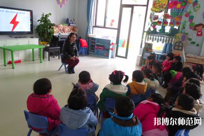 滄州2021年中專幼師學(xué)?？梢钥即髮? /><b>滄州2021年中專幼師學(xué)?？梢钥即髮?/b><span>2020-12-16 13:15</span><p>滄州2021年中專幼師學(xué)?？梢钥即髮?？ 是可以的，成績(jī)比較理想的學(xué)生就可以直接選擇上普高學(xué)校，然后通過高考的方式進(jìn)入大學(xué)，</p></a></li>
            <li><a href=