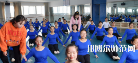隨著社會(huì)的進(jìn)步，人們的生活得到了全面的改善，開始重視自己子女的教育，對(duì)教育人才的教學(xué)水準(zhǔn)就要求更高，使得很多學(xué)生都想要報(bào)考幼師學(xué)校。如果大家已經(jīng)做出了決定，要上幼師學(xué)校，就一定要盡早去了解學(xué)校信息。你越早了解學(xué)校，你可以選擇的學(xué)校就越多，就越能找到適合你的學(xué)校。幼師工作工作也相對(duì)輕松，不用從事體力勞動(dòng)?，F(xiàn)在家長(zhǎng)對(duì)孩子的教育非?？粗?，幼兒園也越來越正規(guī)，都需要幼師幼師從業(yè)資格證。  思南中等職業(yè)學(xué)校辦學(xué)條件 學(xué)校老校區(qū)占地面積120.6畝，新校區(qū)200畝，校園拓展空間大。校內(nèi)布局分為：教學(xué)區(qū)、實(shí)驗(yàn)實(shí)訓(xùn)區(qū)、產(chǎn)教結(jié)合區(qū)、生活區(qū)、行政辦公區(qū)、體育運(yùn)動(dòng)區(qū)、美化綠化區(qū)等。各場(chǎng)所均按標(biāo)準(zhǔn)設(shè)計(jì)規(guī)劃，達(dá)到國(guó)家示范校要求的學(xué)校教學(xué)、實(shí)訓(xùn)、師生學(xué)習(xí)、工作、生活等方面需要的效果。  思南中等職業(yè)學(xué)校目標(biāo)明確 學(xué)校培養(yǎng)目標(biāo)明確，人才“出口”暢通，堅(jiān)持德育為先，技能為重，全面發(fā)展與特長(zhǎng)發(fā)展相結(jié)合。圍繞“自強(qiáng)篤行、厚德精技”的校訓(xùn)，堅(jiān)持“四自”(自信、自強(qiáng)、自律、自愛)、“四會(huì)”(學(xué)會(huì)做人，學(xué)會(huì)做事，學(xué)會(huì)求知，學(xué)會(huì)生活)的教育培養(yǎng)目標(biāo)。  實(shí)行考與教分離，重視學(xué)生職業(yè)技能大賽，以賽促學(xué)，以賽促教;重視教師、學(xué)生下企業(yè)參與一線生產(chǎn)實(shí)踐，重視創(chuàng)建“校企聯(lián)動(dòng)”、“工學(xué)結(jié)合”、“教學(xué)做一體”的人才培養(yǎng)模式，畢業(yè)生就業(yè)并能與企業(yè)接軌，與農(nóng)戶融合，人才培養(yǎng)質(zhì)量顯著提高。  銅仁碧江中等職業(yè)學(xué)校簡(jiǎn)介 銅仁市碧江區(qū)中等職業(yè)學(xué)校創(chuàng)辦于1989年，是一所隸屬于碧江區(qū)人民政府的貴州省示范性中等職業(yè)學(xué)校。學(xué)校規(guī)劃占地面積420畝，規(guī)劃建筑面積13萬余平方米，總投資約5.8億元。教學(xué)區(qū)、生活區(qū)、運(yùn)動(dòng)區(qū)、綠化區(qū)布局合理，功能設(shè)施完善，環(huán)境優(yōu)美，地處銅仁市川硐教育園區(qū)桃園大道北側(cè)，毗鄰銅仁幼專、貴州健康職業(yè)學(xué)院，有著豐富的文化資源和育人氛圍。  學(xué)校自2013年搬遷至川硐教育園區(qū)以來，領(lǐng)導(dǎo)班子帶領(lǐng)廣大教師銳意進(jìn)取，和諧奮進(jìn)，確立了“發(fā)展教師、成就學(xué)生、服務(wù)社會(huì)”的辦學(xué)理念，圍繞“辦出特色、形成風(fēng)格、爭(zhēng)創(chuàng)一流”的辦學(xué)目標(biāo)，形成了“醫(yī)護(hù)為主、產(chǎn)教結(jié)合、校企合作”的辦學(xué)特色。  現(xiàn)在整體新生人口的增量將直接體現(xiàn)在幼兒園在園人數(shù)的增加，我國(guó)當(dāng)前幼師行業(yè)的需求還是很大的，遠(yuǎn)遠(yuǎn)不足國(guó)家的計(jì)劃，所以從事幼師行業(yè)前景是很好的。幼兒園、教育機(jī)構(gòu)、培訓(xùn)機(jī)構(gòu)、藝體教育行業(yè)等相關(guān)行業(yè)都需要大量新型教育人才，學(xué)生選擇了教育行業(yè)正好符合當(dāng)今的教育的需求，所以對(duì)同學(xué)們來講就業(yè)前景是非常具有潛力化的。