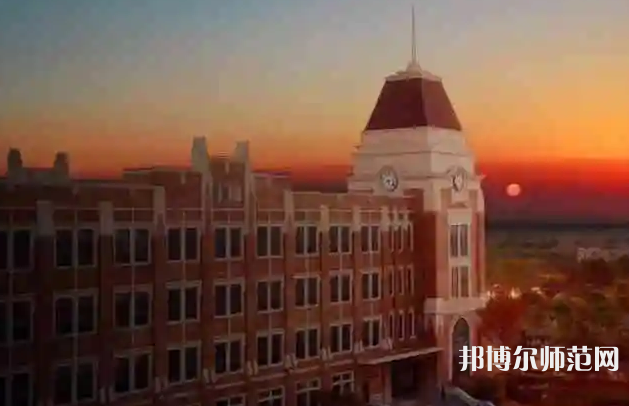 對于很多不了解學(xué)校的學(xué)生來說讀書的時候要面臨著很多信息的接受，就拿簡單的填寫志愿來說，提前就需要了解清楚很多的學(xué)校，對于學(xué)校的基礎(chǔ)信息需要掌握比較好才可以的，最近有同學(xué)們來問小編學(xué)校的招生代碼，小編就來給同學(xué)們整理一下。  上海外國語師范大學(xué)賢達(dá)經(jīng)濟(jì)人文學(xué)院虹口校區(qū)代碼 學(xué)校代碼：13636  上海外國語師范大學(xué)賢達(dá)經(jīng)濟(jì)人文學(xué)院虹口校區(qū)拓展閱讀 基礎(chǔ)教學(xué)部基礎(chǔ)教學(xué)部是承擔(dān)學(xué)校公共基礎(chǔ)課程的教學(xué)單位，下設(shè)基礎(chǔ)部辦公室和計算機(jī)、體育教、通識3個教研室。  現(xiàn)有專、兼職教師50人，其中教授2名，副教授12名，專職專任教師全部具有研究生學(xué)歷，其中博士后1人，博士2名。  基礎(chǔ)教學(xué)部堅持立德樹人的教育方針，崇尚教書育人，加強(qiáng)學(xué)生道德素質(zhì)教育和能力培養(yǎng)，全體教師積極參與科研工作、開展課程建設(shè)、推進(jìn)教學(xué)改革、提升教學(xué)效果，保證了全校的公共基礎(chǔ)課教學(xué)效果。  計算機(jī)教研室主要承擔(dān)全校的計算機(jī)公共課《計算機(jī)應(yīng)用基礎(chǔ)》的教學(xué)工作，課程以“傳授知識、鍛煉技能”為基本目標(biāo)，并貫徹對學(xué)生計算思維的培養(yǎng)，有效地向?qū)W生普及了實用的計算機(jī)應(yīng)用技術(shù)，為學(xué)生能贏得信息時代的競爭打下良好的基礎(chǔ)。  體育教研室主要承擔(dān)全校的體育類課程教學(xué)，分別開設(shè)了足球、籃球、排球、乒乓球、羽毛球、棒球、壘球、板球、啦啦操、瑜伽、飛鏢、防身術(shù)等項目，為學(xué)生身心全面發(fā)展提供保證。教師還利用業(yè)余時間指導(dǎo)運(yùn)動隊訓(xùn)練、參賽，在歷年上海市高校陽光體育賽事中屢獲佳績，為學(xué)院創(chuàng)建積極健康、蓬勃向上的校園文化氛圍。  小編給同學(xué)們整理了學(xué)校的招生代碼，同學(xué)們自己如果是要填寫本校的話就要注意哦，讀大學(xué)對于每一位同學(xué)都是有很深刻的意義的，同學(xué)們在這里不僅能夠?qū)W習(xí)到專業(yè)的知識，還能在這個又自己對于這個世界的初步理解。